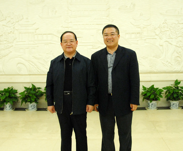 13.原江西省委书记、现广西壮族自治区党委书记鹿心社与华体足球_华体足球(中国)
总裁林印孙亲切合影.JPG